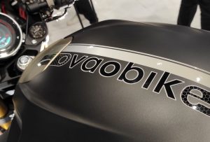 En gros plan, le logo Ovaobike, sur le réservoir de la CR-21