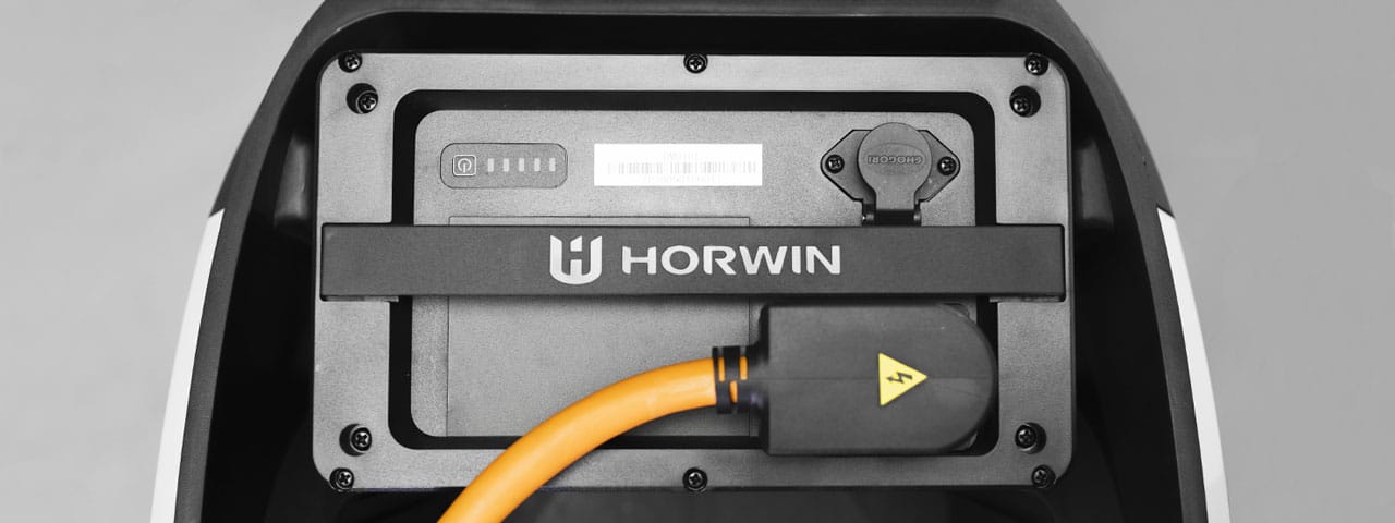 La batterie de l'Horwin EK3 vue du dessus, branchée, sous la selle du scooter