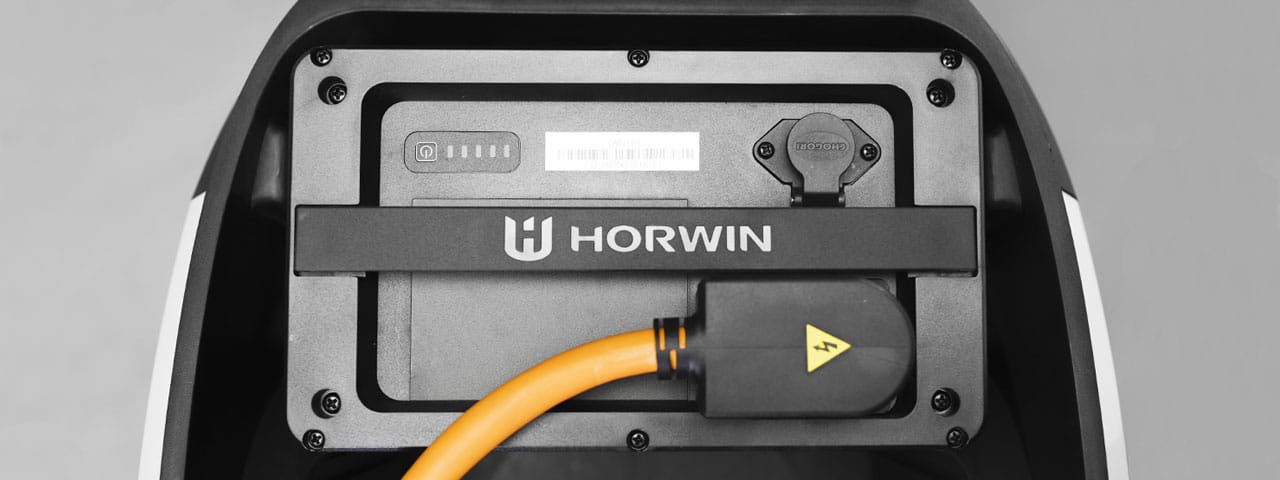 La batterie de l'Horwin EK3 vue du dessus, branchée, sous la selle du scooter