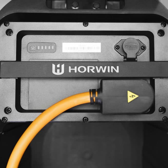 Vue de dessus, dans le scooter, la batterie de l'Horwin EK3 deluxe