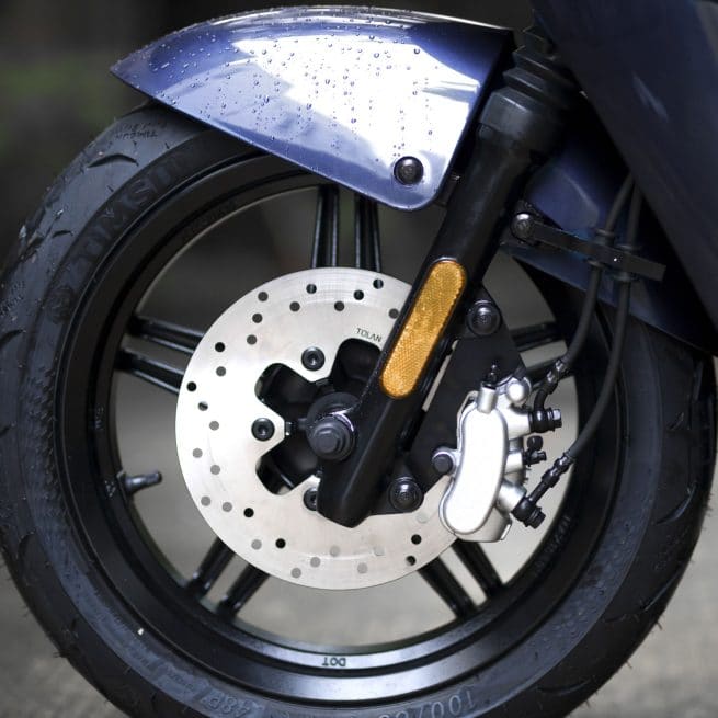 Roue avant de l'Horwin EK3 en gros plan