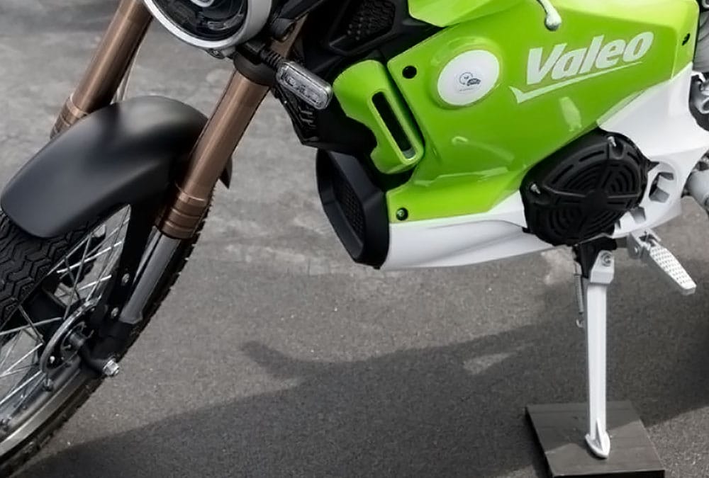 Gros plan sur le bas de la moto électrique Valeo au CES 2022