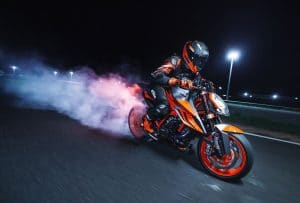 La KTM Duke 1290 en train de réaliser un burn, modèle préfigurant ce que pourrait être la KTM E-Duke