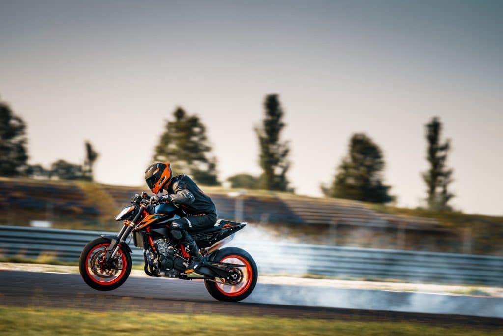 La KTM Duke 1290 en train de réaliser une grosse accélération, annonçant le savoir faire le marque pour sa KTM E-Duke