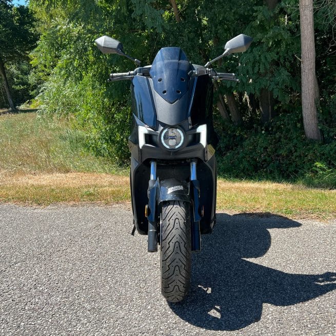 Silence S01 noir 4425 km occasion vue devant