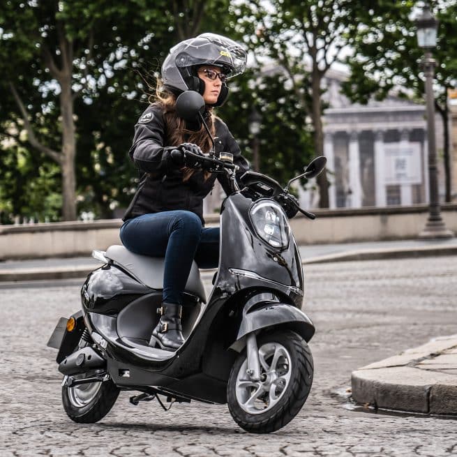 Yadea C-umi en plein virage sur des pavés