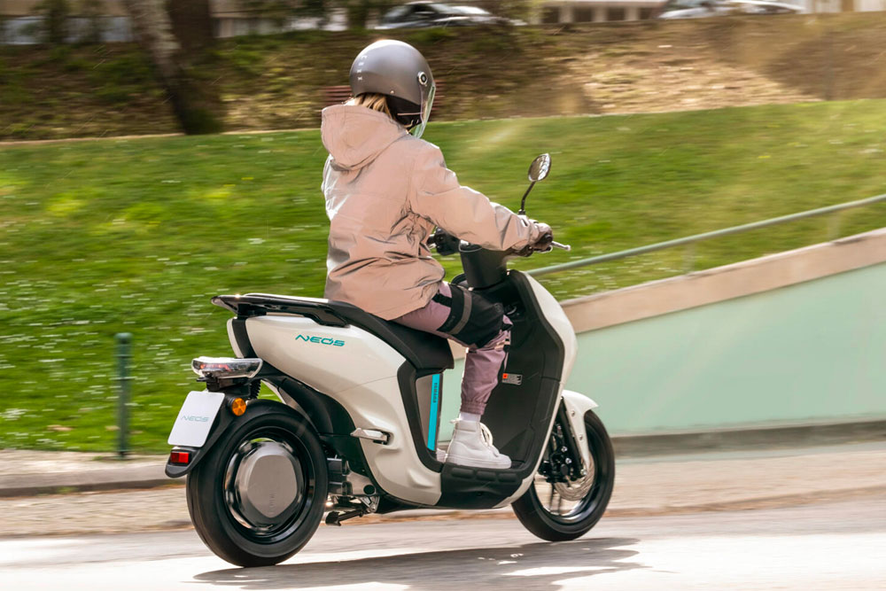 Yamaha Neo's blanc en ville, vu arrière