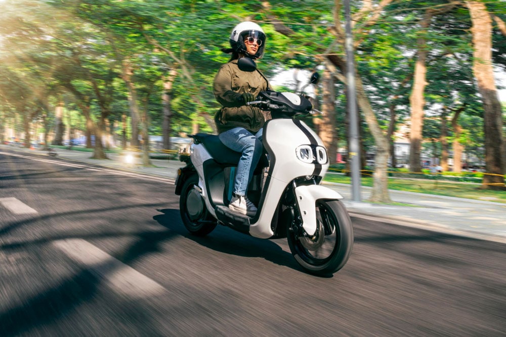 Yamaha Neo's blanc en ville, vu de devant