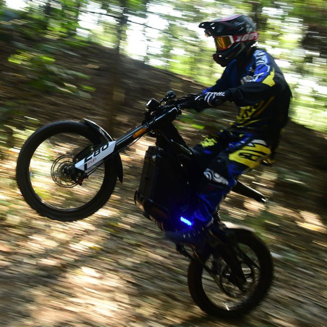 Wheeling dans les bois avec une motocross électrique Caofen F80 C1 C3