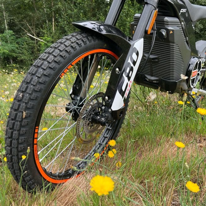 caofen f80 roue dans l'herbe