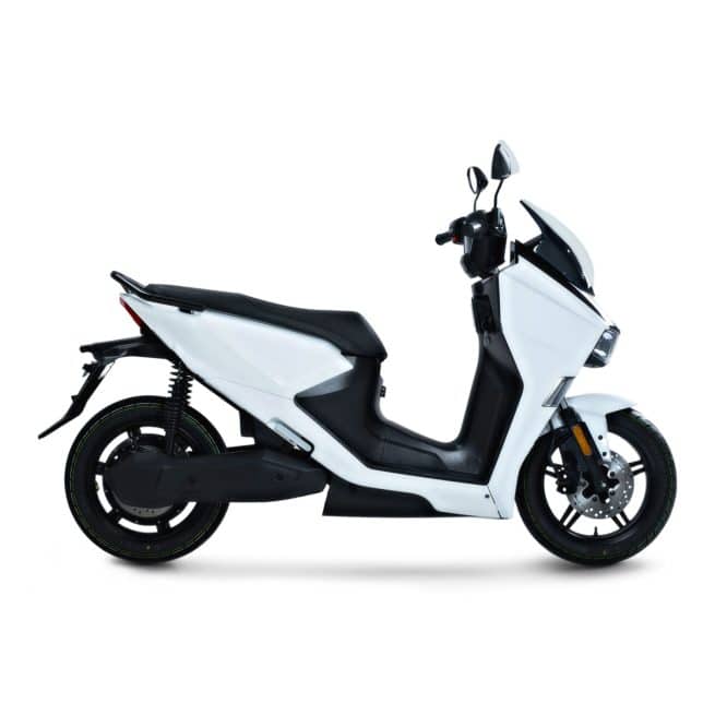 Horwin SK1 blanc côté droit sur fond blanc