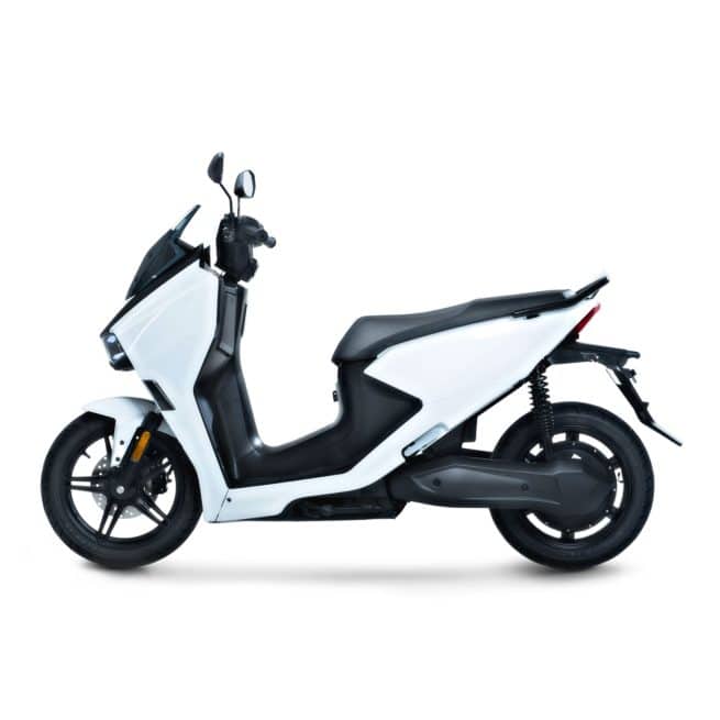 Horwin SK1 blanc côté gauche sur fond blanc