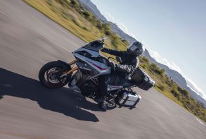 La Energica Experia sur une route à pleine vitesse