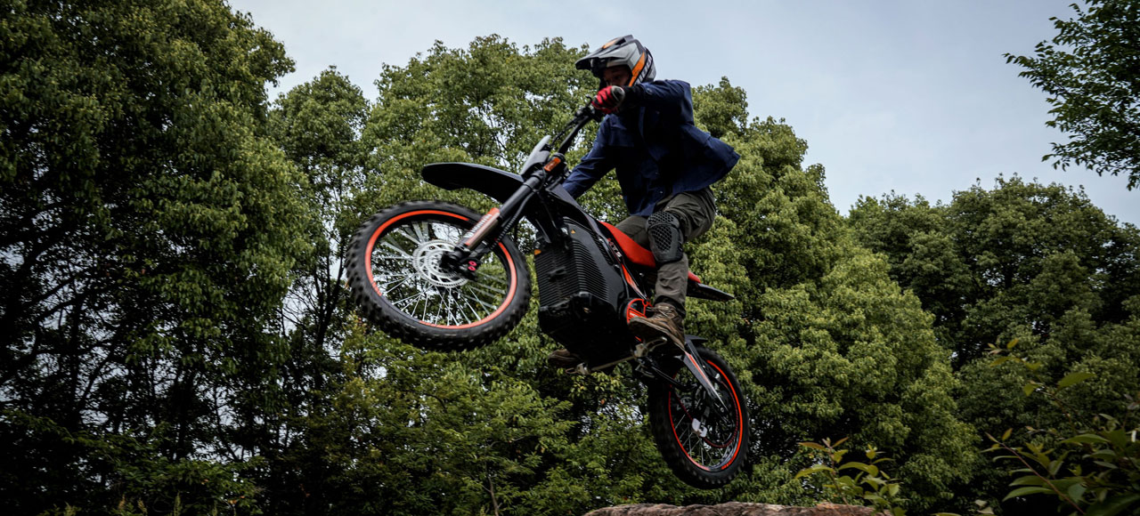 Horwin HT5 R en plein saut au milieu des bois