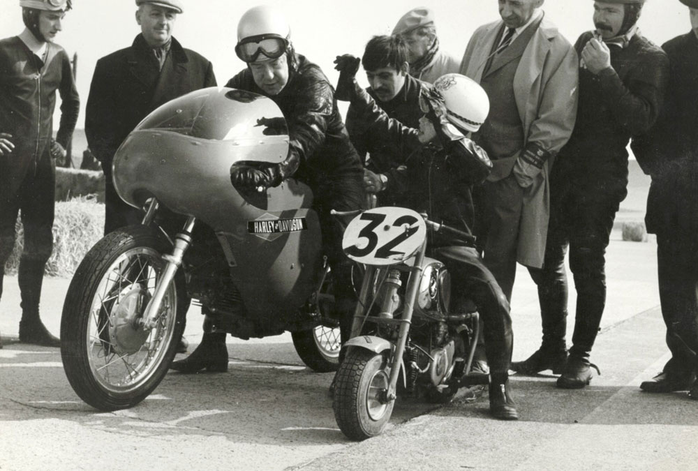 Philippe Monneret enfant, avec son père, sur un circuit