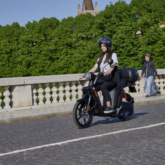 jeune fille circulant sur un pont sur son askoll es2