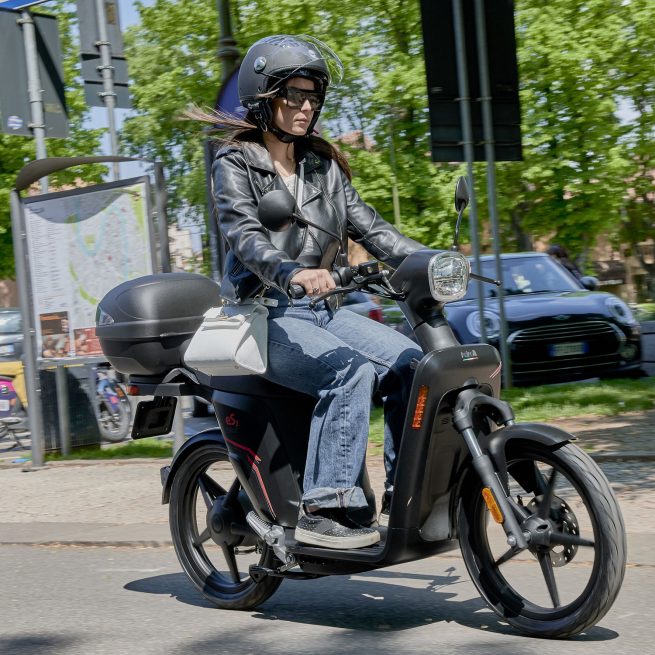 askoll es2 evo noir avec sa conductrice dans les rues de Paris