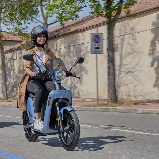 askoll es3 dans les rues d'une grande ville