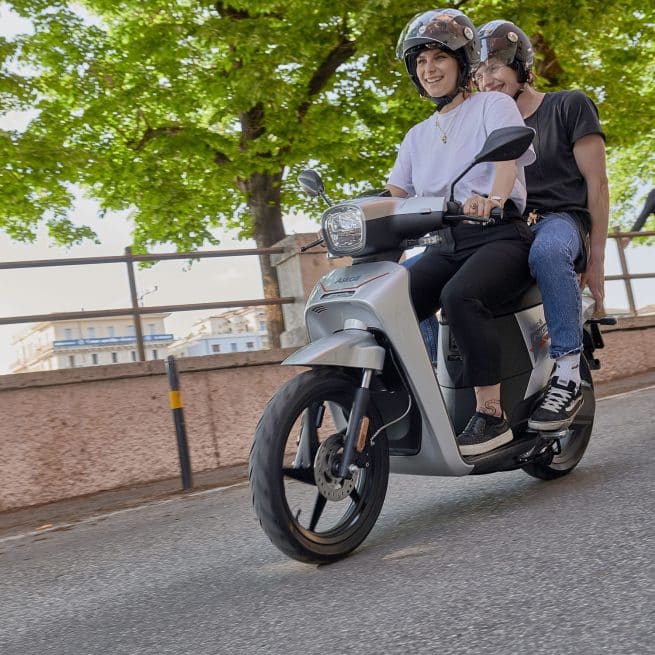 Couple en train de rouler sur un askoll ngs2