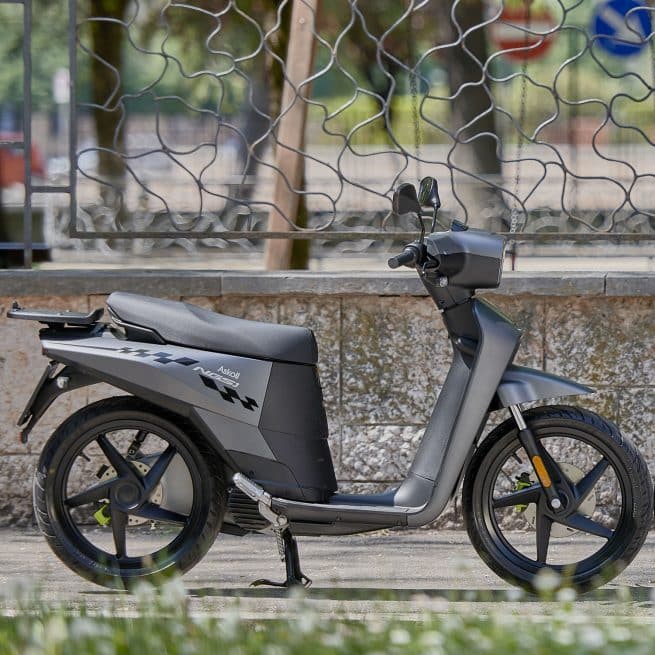 Askoll NGS3 gris garé près d'un parc