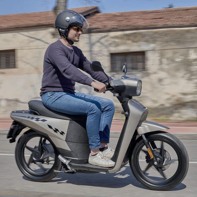 Jeune homme en train de rouler sur un Askoll NGS3