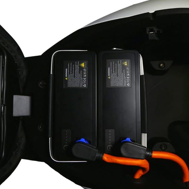 Les deux batteries du LVNENG NCE S sous la selle en gros plan