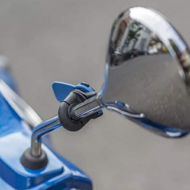QuadLock fixé au rétroviseur chromé d'un scooter bleu