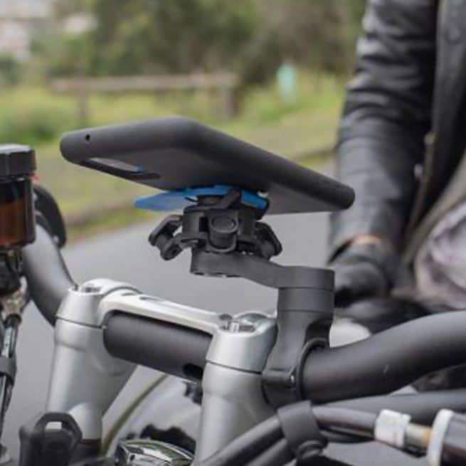 Réducteur de vibration QuadLock fixé au Quadlock du guidon d'une moto