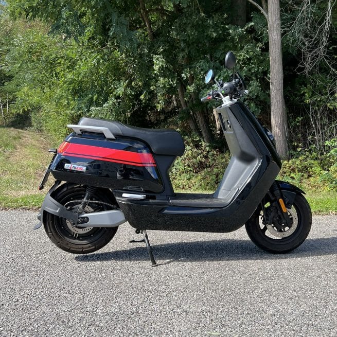 Niu NQi GT Noir Rouge occasion 5300 km côté droit