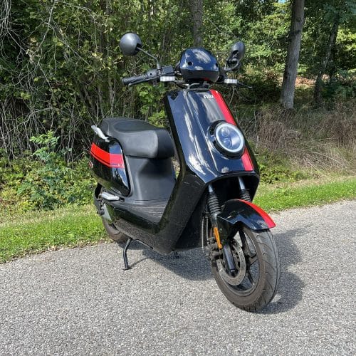 Niu NQi GT Noir Rouge occasion 2074 km trois quart face droit