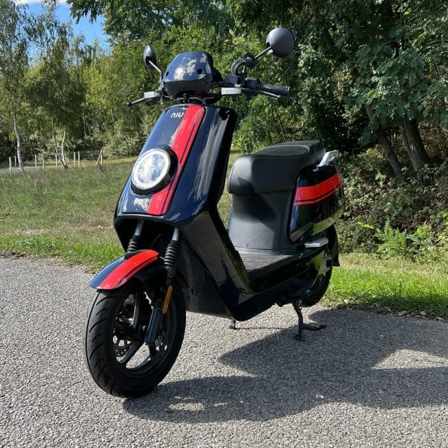 Niu NQi GT Noir Rouge occasion 2074 km trois quart face gauche