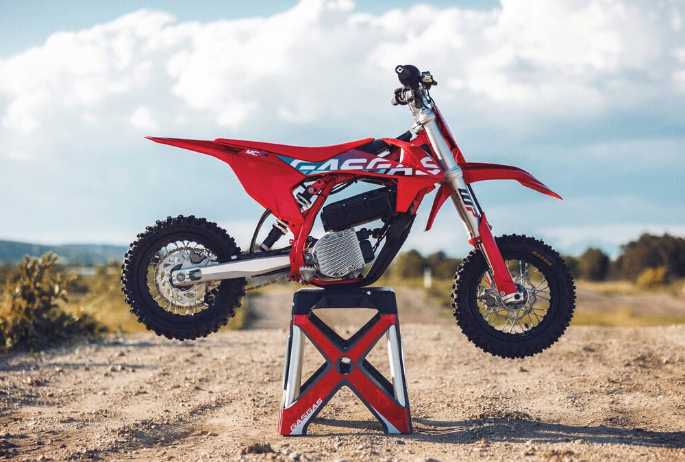 Gasgas MC-E 3 sur son stand, sur un terrain de cross