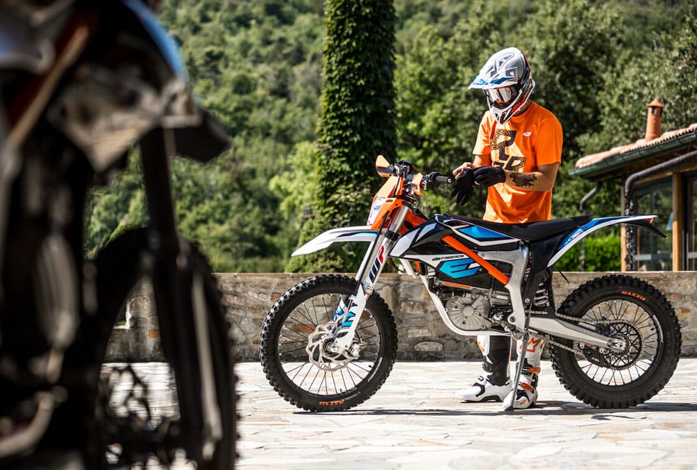 La KTM Freerider EX-C 2023 et son pilote, à l'arrêt