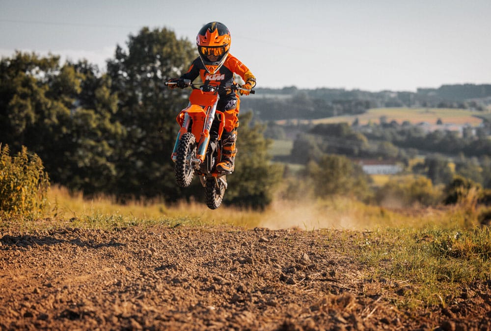 Nouveauté, la KTM SX-3 2023 et son pilote en plein saut