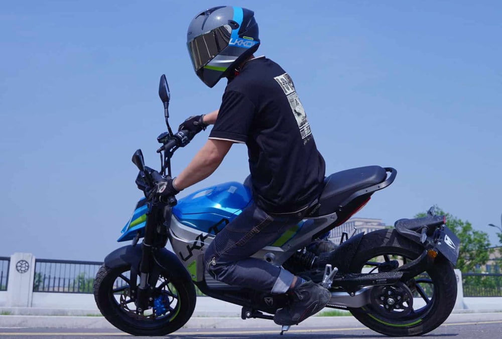 La moto électrique tromox Ukko S bleue