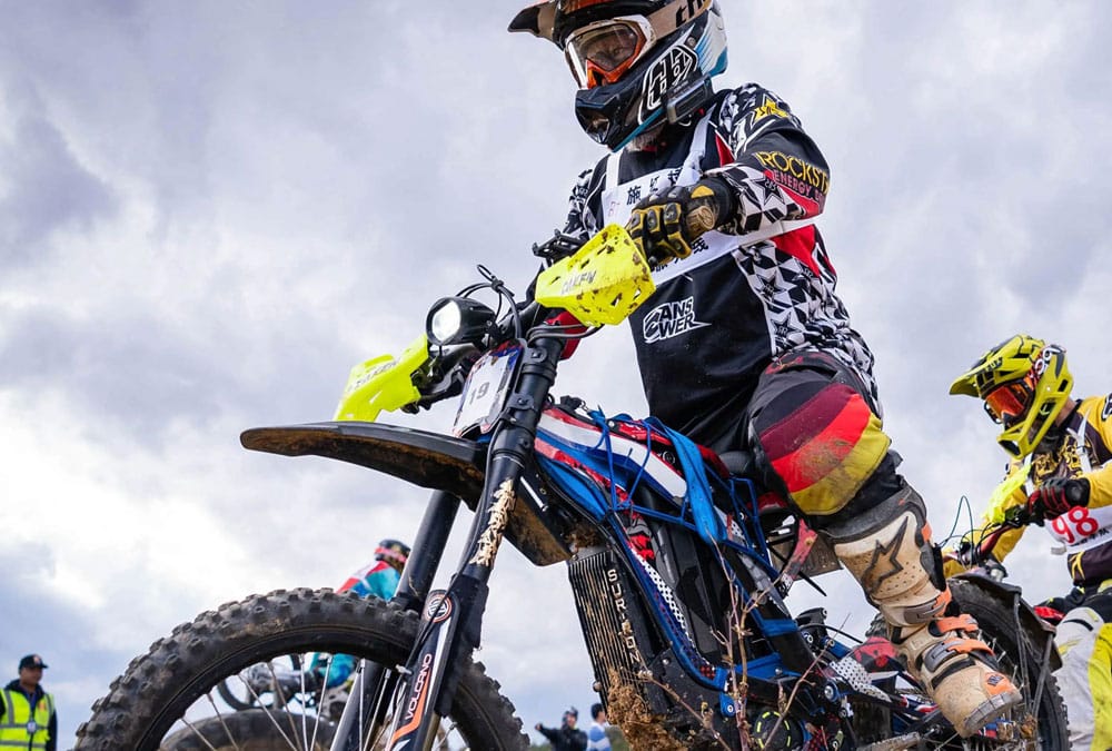 Gros plan sur un pilote d'une motocross électrique durant une compétition