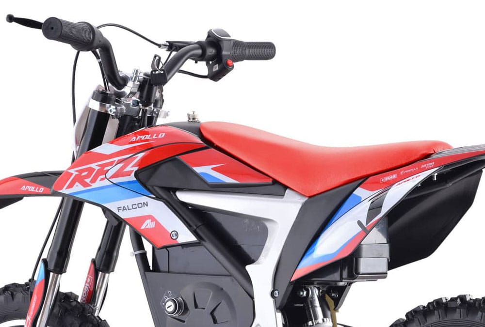 Une motocross électrique enfant Apollo rouge vue par l'arrière