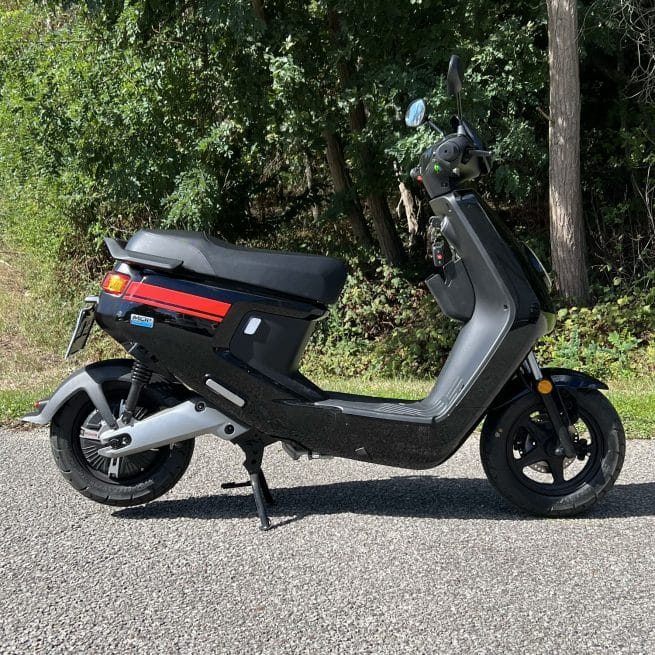 niu mqi plus sport noir rouge 171 km côté droit