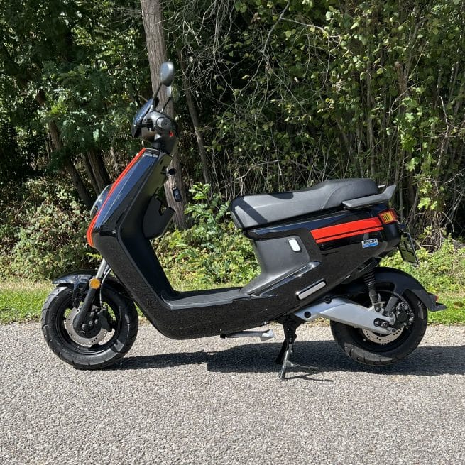 niu mqi plus sport noir rouge 171 km cote gauche