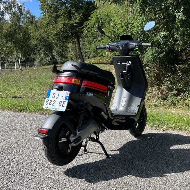 niu mqi plus sport noir rouge 171 km trois quart arrière droit