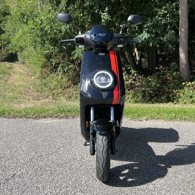 niu mqi plus sport noir rouge 171 km vue avant