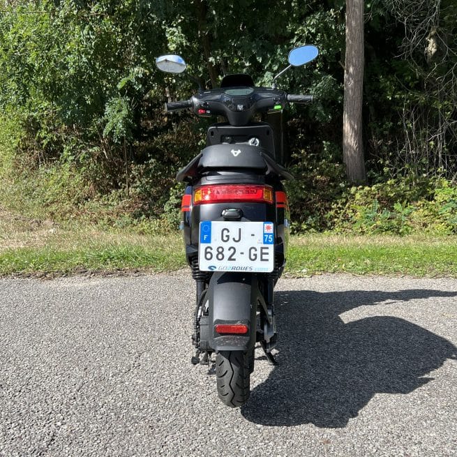 niu mqi plus sport noir rouge 171 km vue derrière