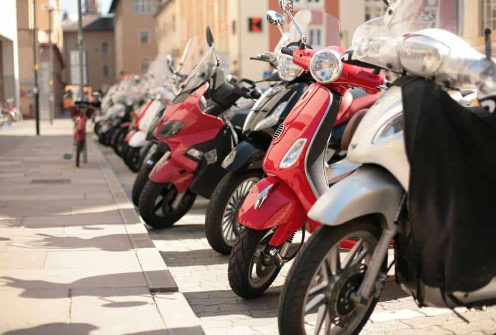 Plusieurs scooters garés dans les rues de Paris