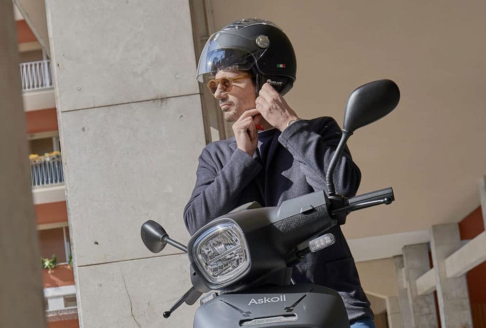 homme en train d'enfiler un casque jet