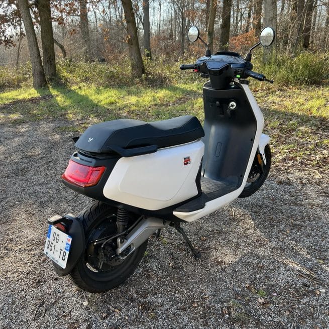 Niu MQi GT Evo Blanc occasion 902 km trois quart arrière droit