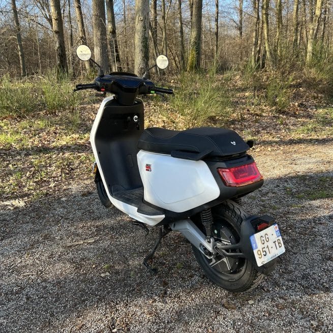 Niu MQi GT Evo Blanc occasion 902 km trois quart arrière gauche