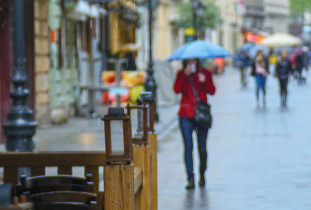 Piétions parisiens sous la pluie en hiver