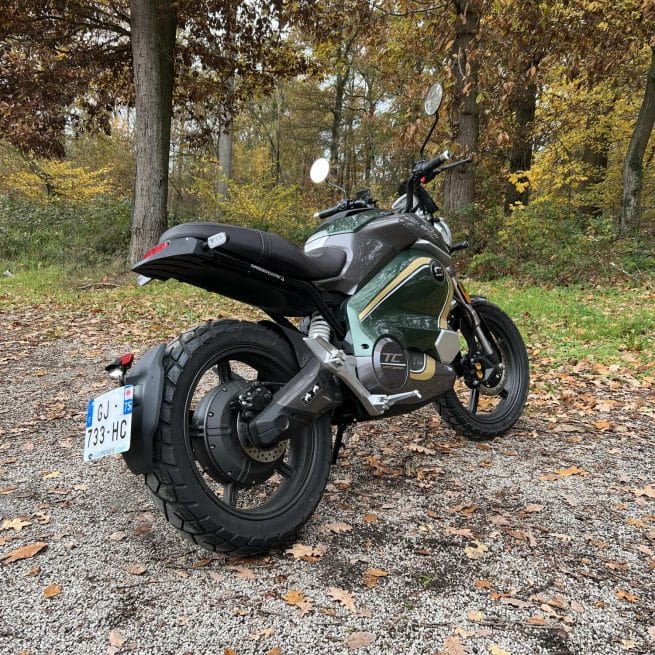 Super Soco TC Wanderer Verte 80 km trois quart arrière droit