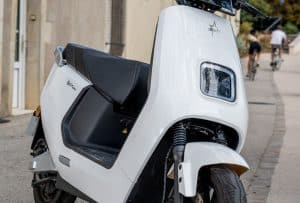 Mash E-City 4.0 blanc garé dans la rue