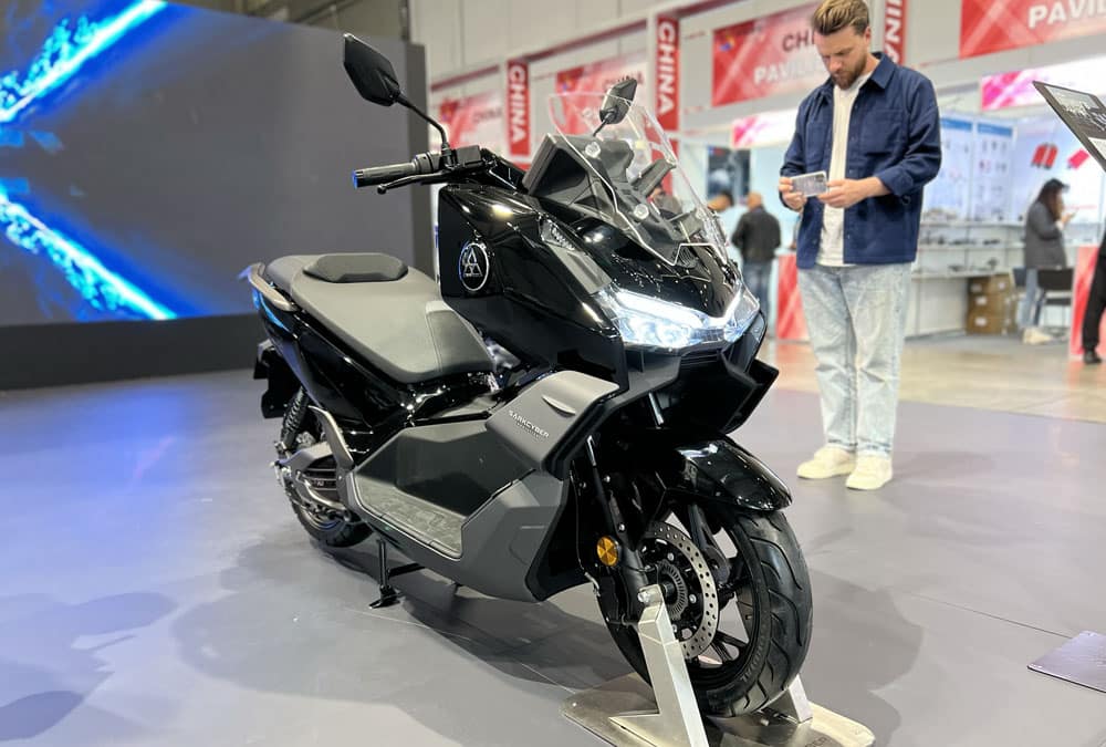 Le Sarkcyber HC10, vue avant, lors de l'EICMA 2022